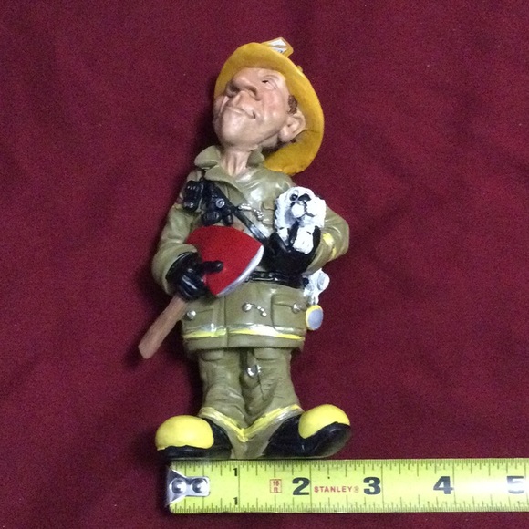 Fireman figuring funny with dog - Picture 5 of 5